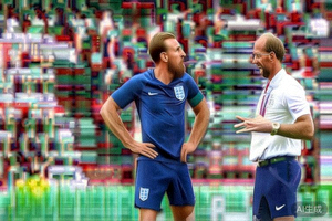 英格兰国家队主教练索斯盖特与队长凯恩讨论战术的场边画面