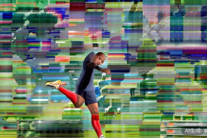 法国队球星姆巴佩在比赛中带球突破，展现惊人速度