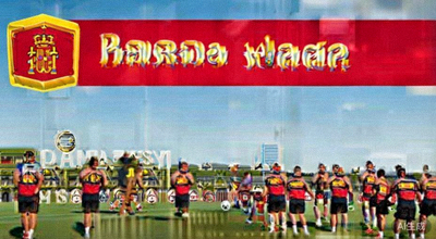 西班牙国家男子足球队在训练中，球员们正在进行传球练习