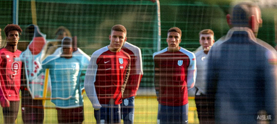 英格兰队球员在训练中认真听取教练指导