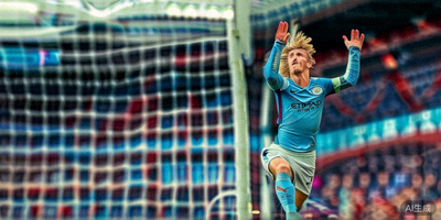 挪威球星哈兰德在曼城队比赛中庆祝进球的标志性动作