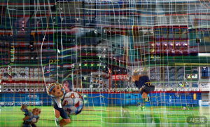 日本国家队在世界杯比赛中团队配合进球的精彩镜头