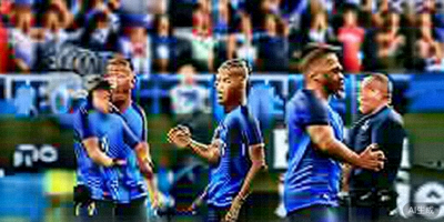 法国国家男子足球队在训练场上进行战术演练，主教练德尚与核心球员姆巴佩交流