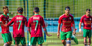 葡萄牙国家男子足球队在训练场上进行分组对抗，球员C罗在指导年轻队友