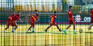 西班牙国家男子足球队在训练场上进行传控配合练习，球员佩德里在组织进攻